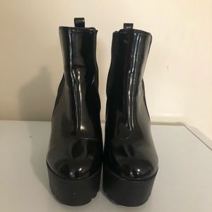 Black lightweight and comfy boots.Size 9
